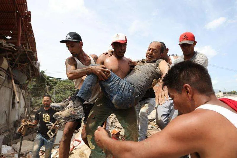 Neighbours dig through Venezuela rubble to search  for loved ones after 2 deadly earthquakes