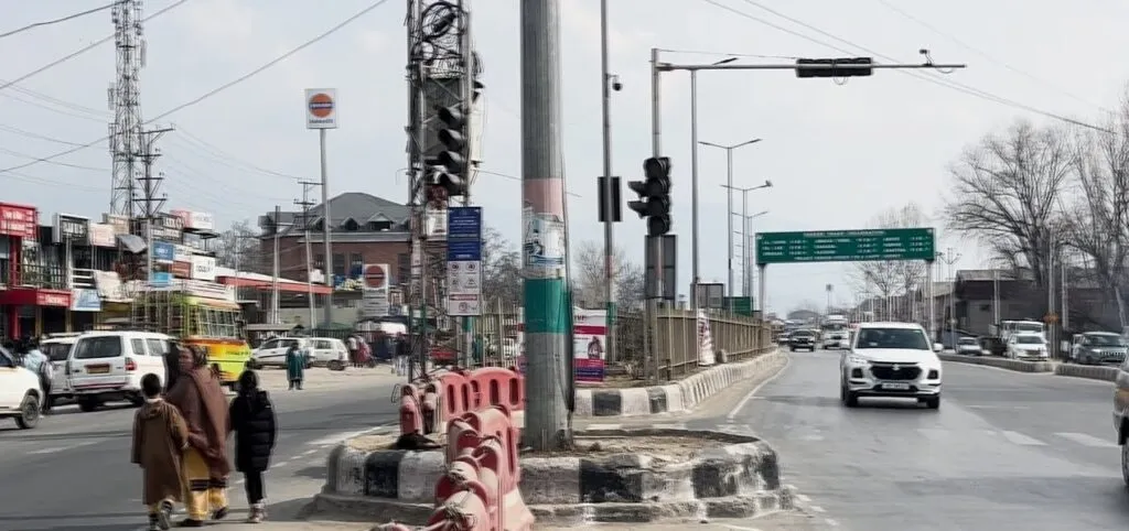 Illegal U-turns, wrong-side driving crippling Srinagar traffic: MVD report