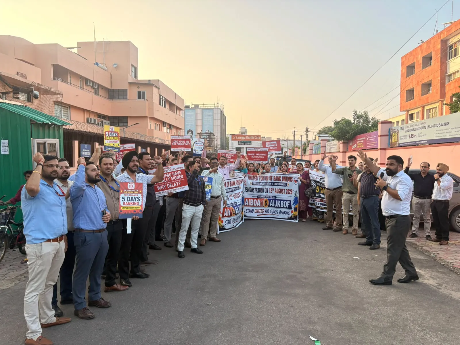 Bank Employees Hold Nationwide Demonstrations, Demand Immediate Implementation of Five-Day Banking