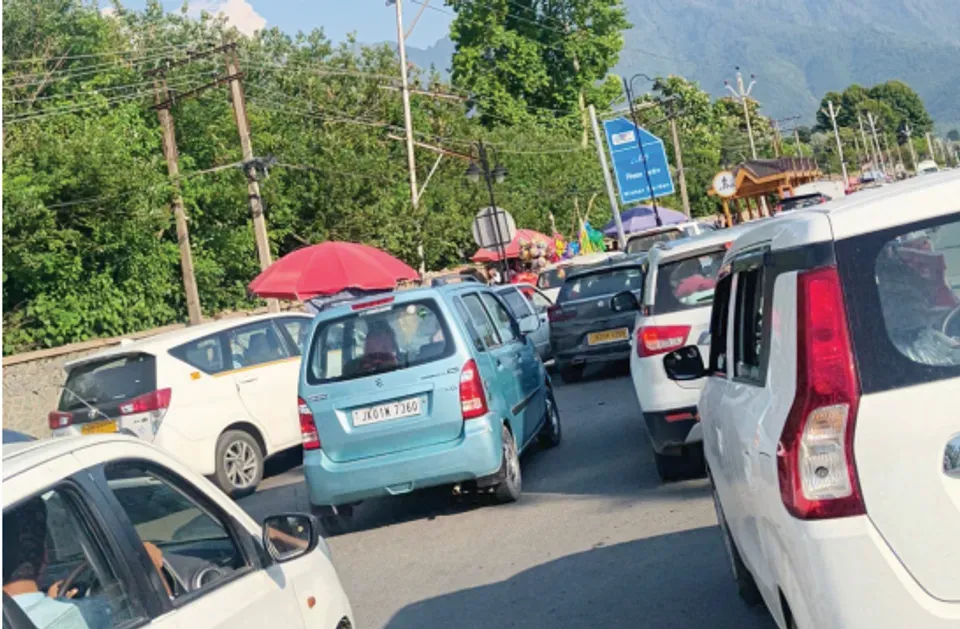 Ganderbal residents urge authorities to regulate tourist traffic flow