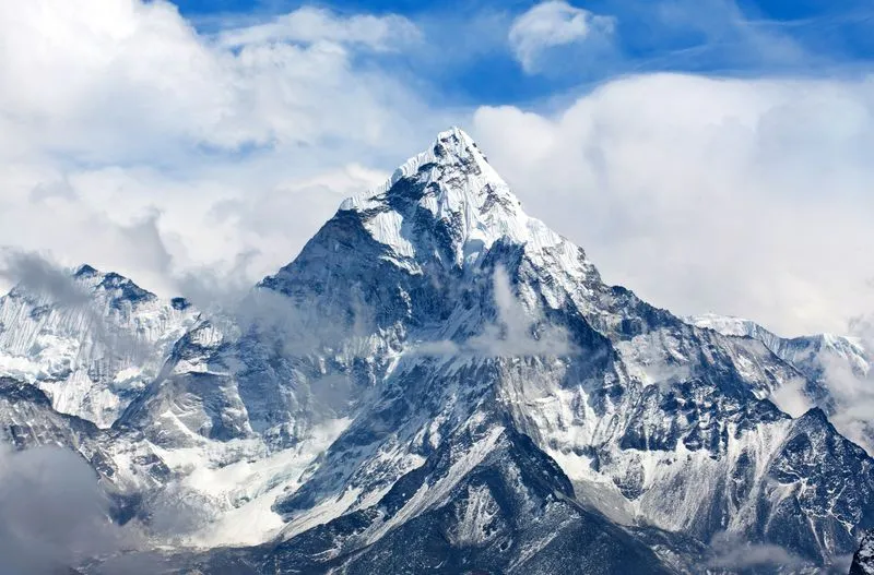China-Nepal team extracts first full-depth ice core from Everest summit