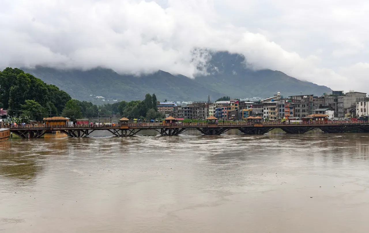 Jhelum choked by pollution: 22 of 52 river sites fail quality test
