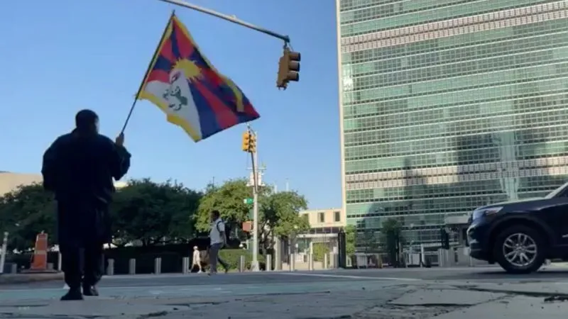 Man with Tibetan flag dies after setting himself on fire in front of UN headquarters