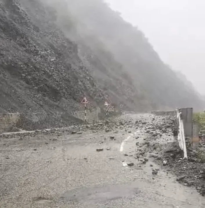 Traffic Suspended on Jammu-Srinagar National Highway Following Heavy Rain, Landslides